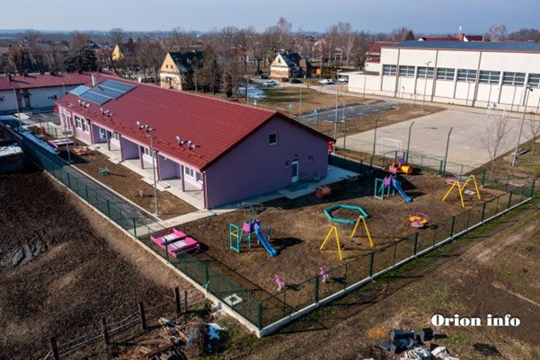 Dječje igralište uz zgradu u predgrađu