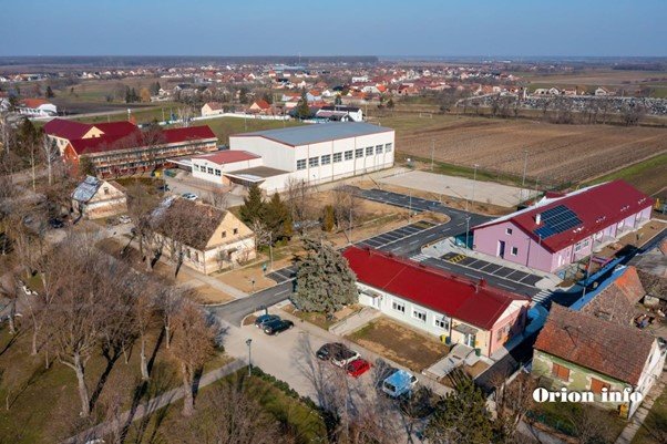 Zračna fotografija hrvatskog sela i okolnih polja.