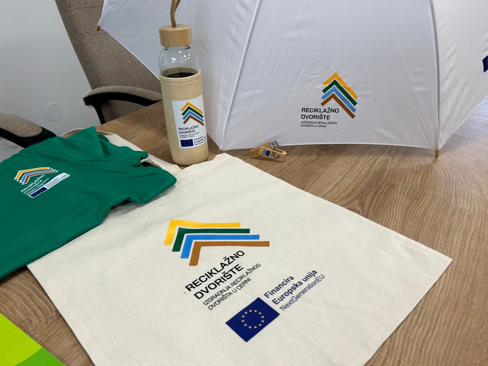 Promotivni materijali za reciklažno dvorište na stolu