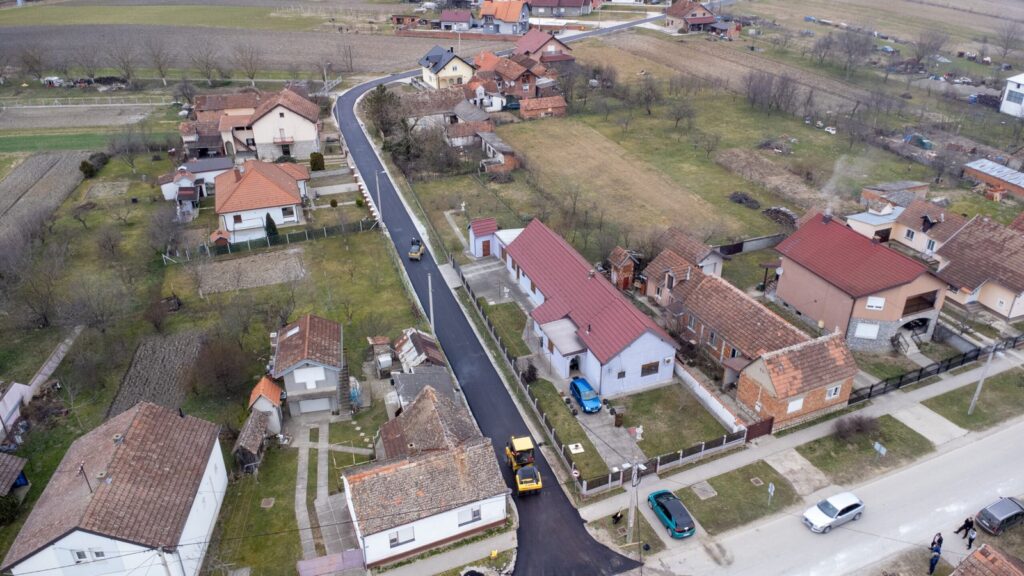 Zračni prikaz sanirane ceste u Ulici kralja Zvonimira s novim asfaltom i građevinskim strojem na kolniku