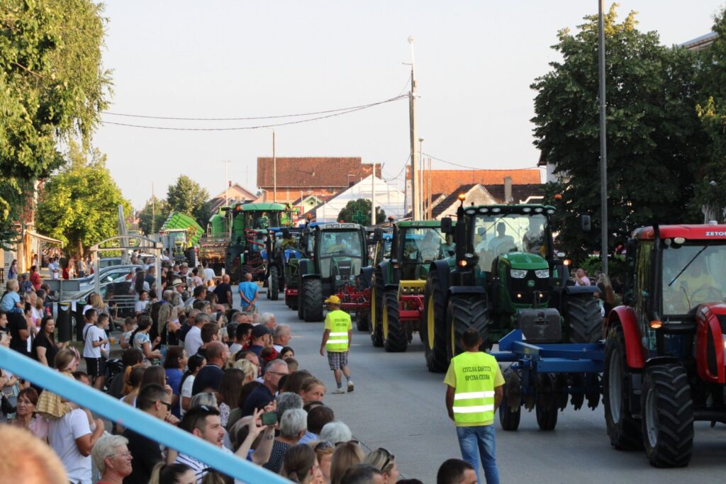 Mimohod traktora na 45. Žetvenim svečanostima u Cerni, srpanj 2024.