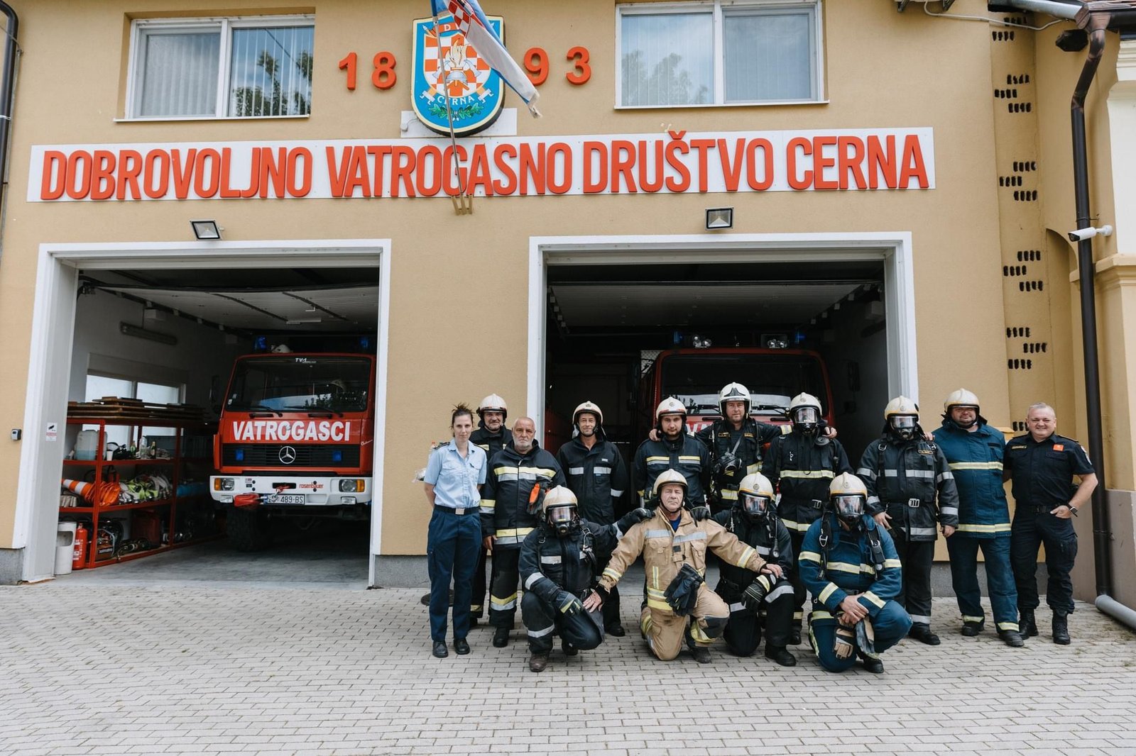 Dom DVD-a Cerna s vatrogascima i vatrogasnim vozilima
