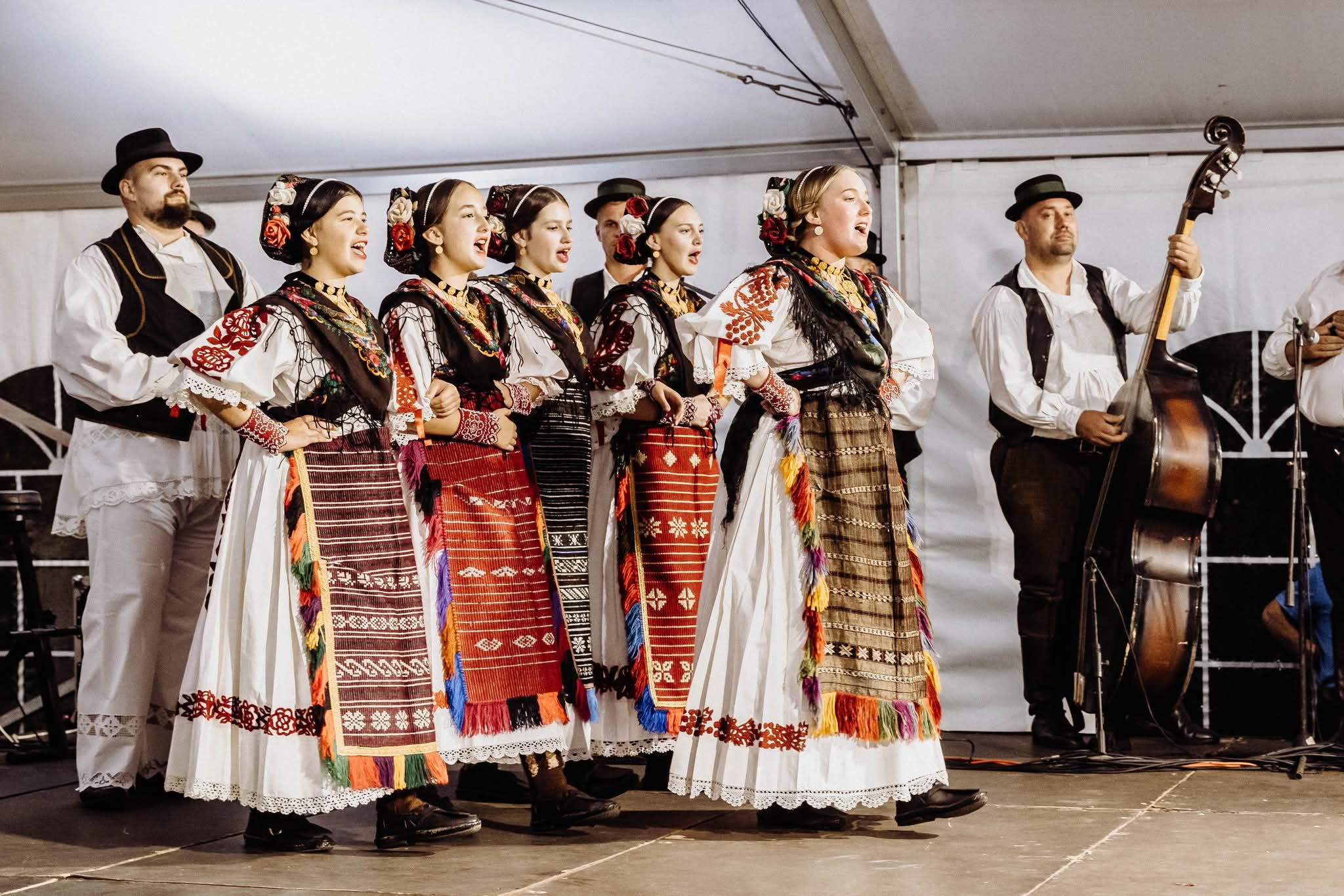 Folklorna skupina pjeva svatovske napjeve na pozornici u Šiškovcima