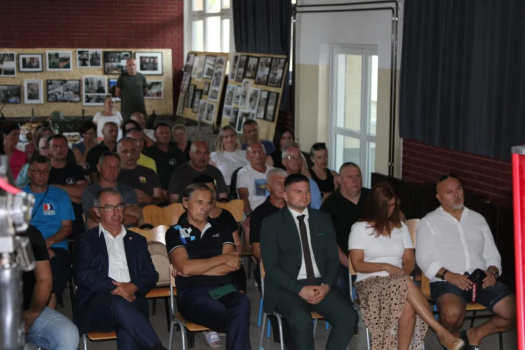 Uzvanici i mještani na svečanom otvorenju — 45. Žetvene svečanosti u Cerni, 19.07.2024.