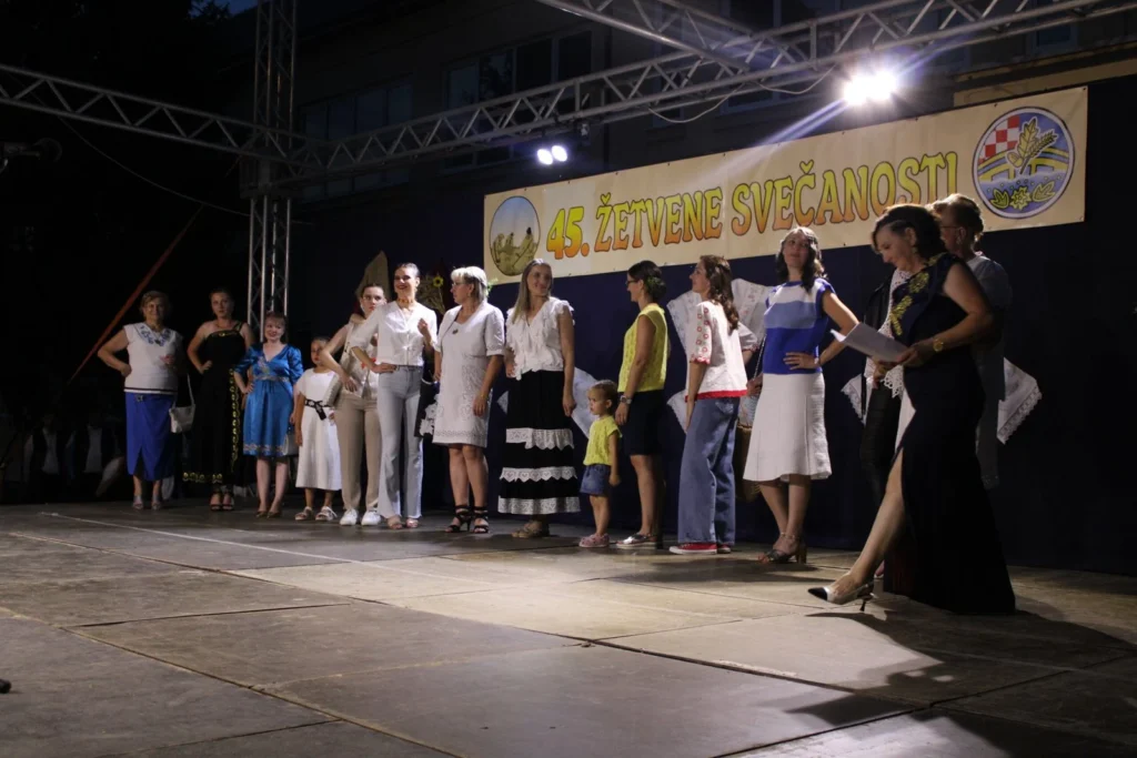 Revija odjeće od domaćeg platna na pozornici — 45. Žetvene svečanosti u Cerni, 19.07.2024.