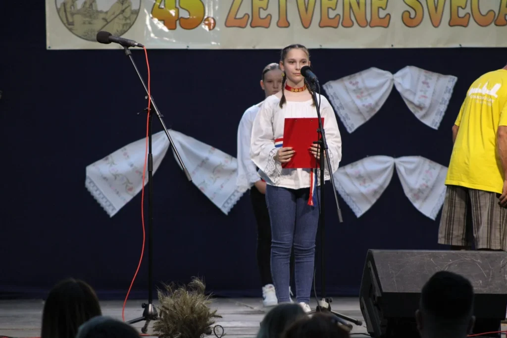 Voditeljica revije na pozornici — 45. Žetvene svečanosti u Cerni, 19.07.2024.