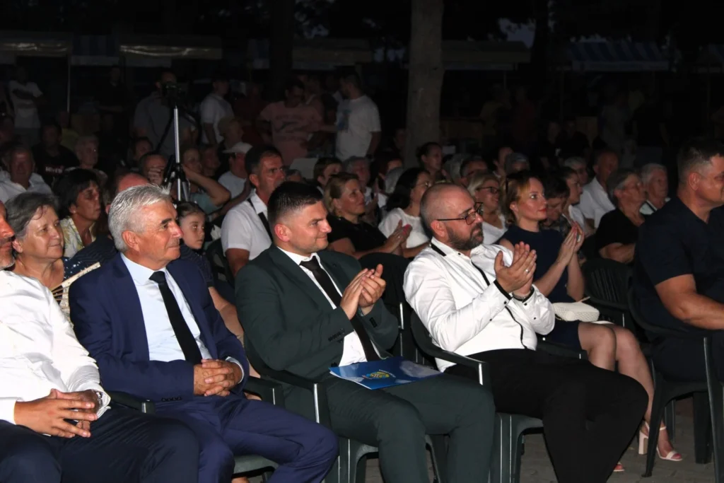 Uzvanici u prvom redu — 45. Žetvene svečanosti u Cerni, 19.07.2024.