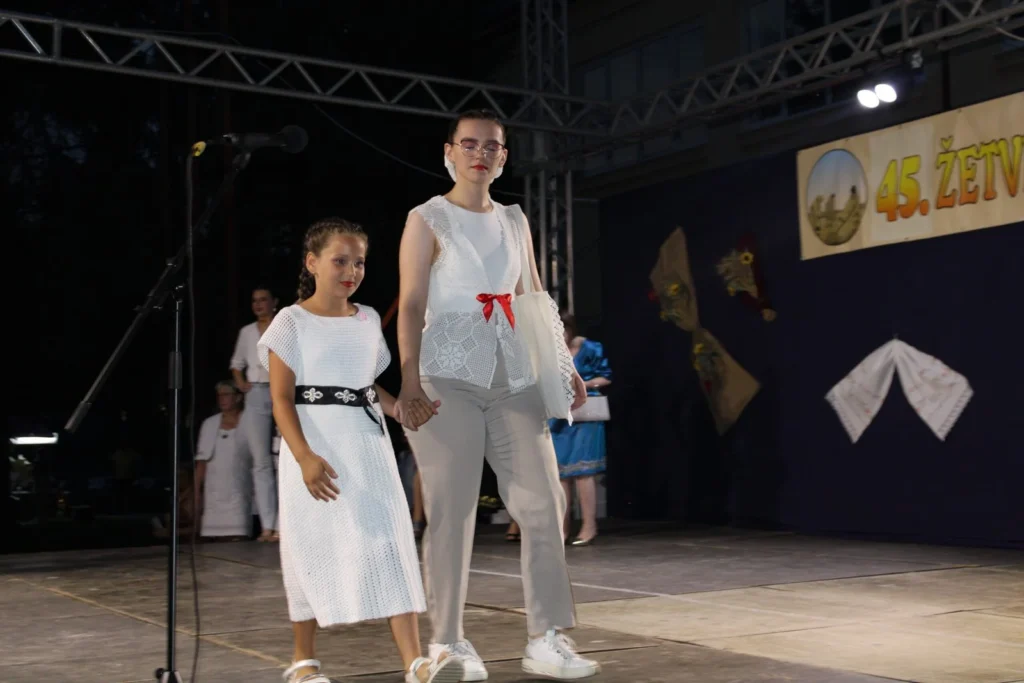 Revija odjeće od domaćeg platna na pozornici — 45. Žetvene svečanosti u Cerni, 19.07.2024.