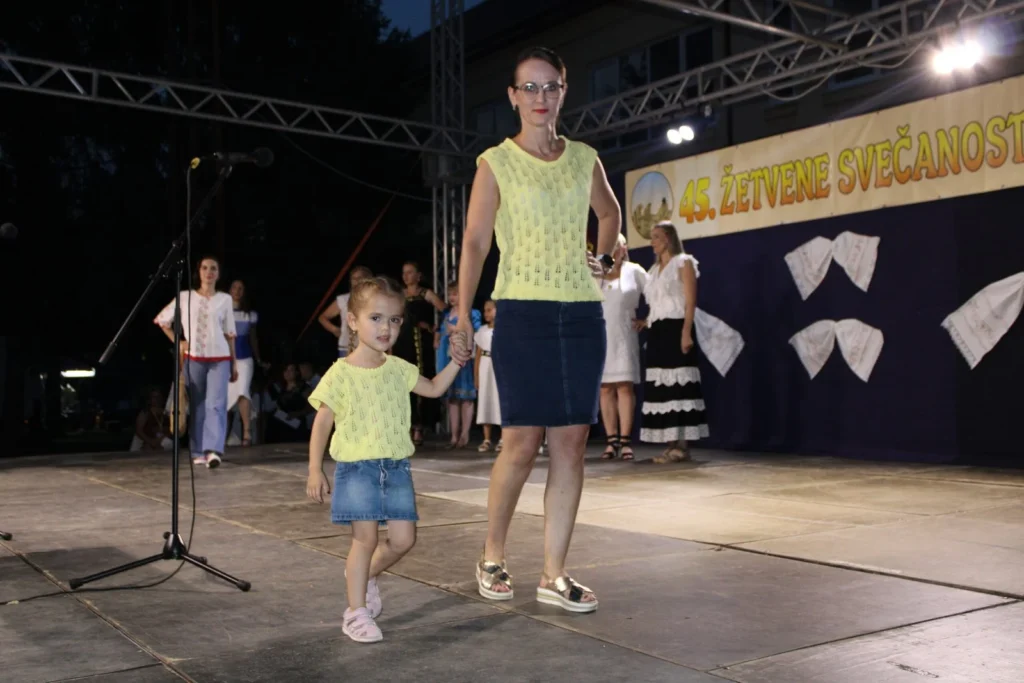 Revija odjeće od domaćeg platna na pozornici — 45. Žetvene svečanosti u Cerni, 19.07.2024.