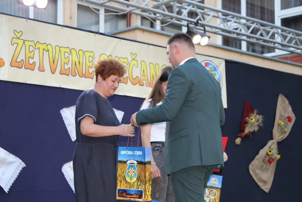 Dodjela priznanja sudionicima revije — 45. Žetvene svečanosti u Cerni, 19.07.2024.