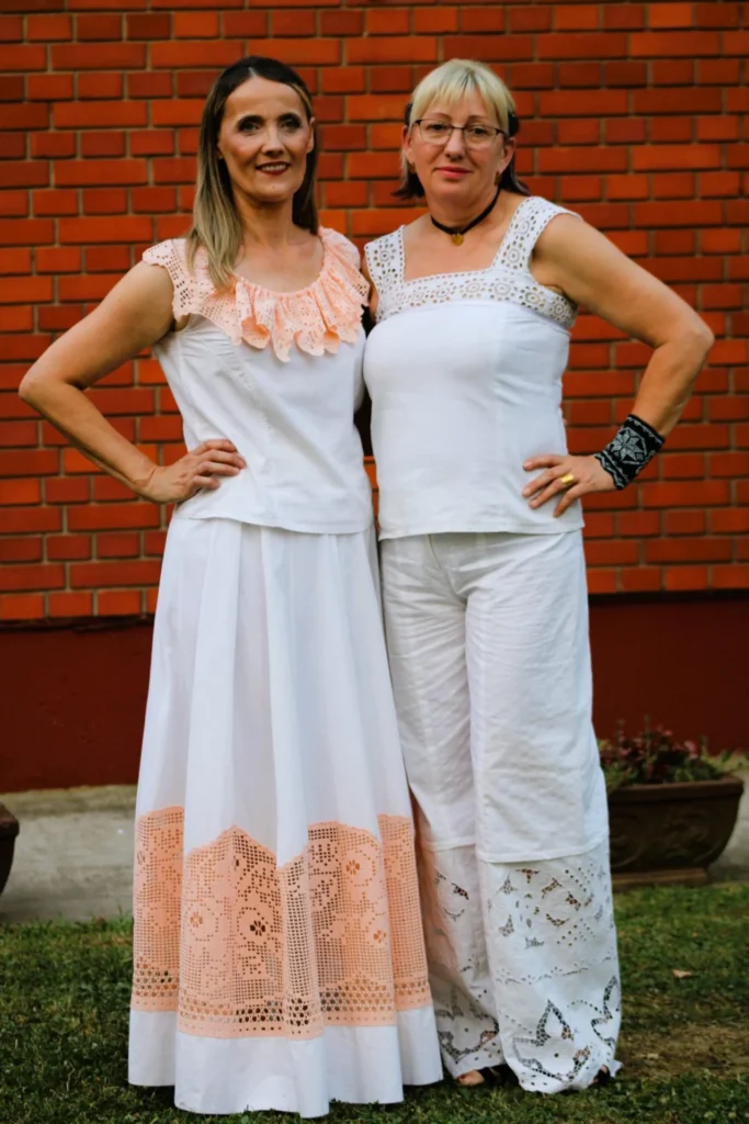 Sudionice revije na pozornici — 45. Žetvene svečanosti u Cerni, 19.07.2024.