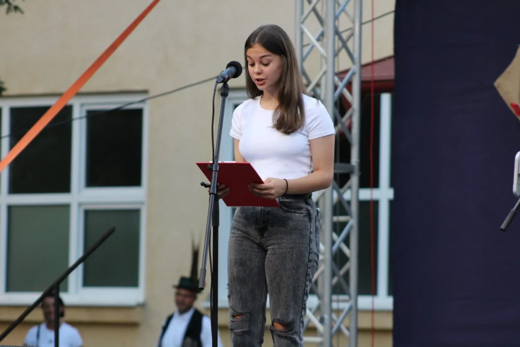 Sudionice revije na pozornici — 45. Žetvene svečanosti u Cerni, 19.07.2024.