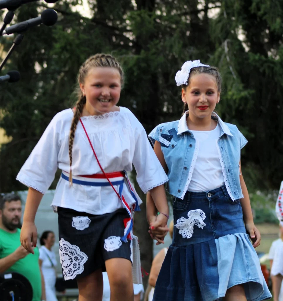 Djeca u odjeći od domaćeg platna na pozornici — 45. Žetvene svečanosti u Cerni, 19.07.2024.