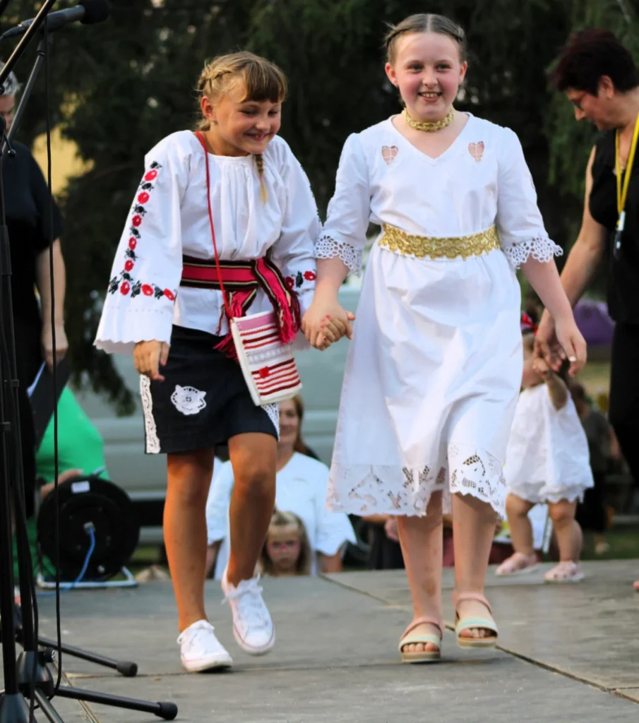 Djeca u odjeći od domaćeg platna na pozornici — 45. Žetvene svečanosti u Cerni, 19.07.2024.