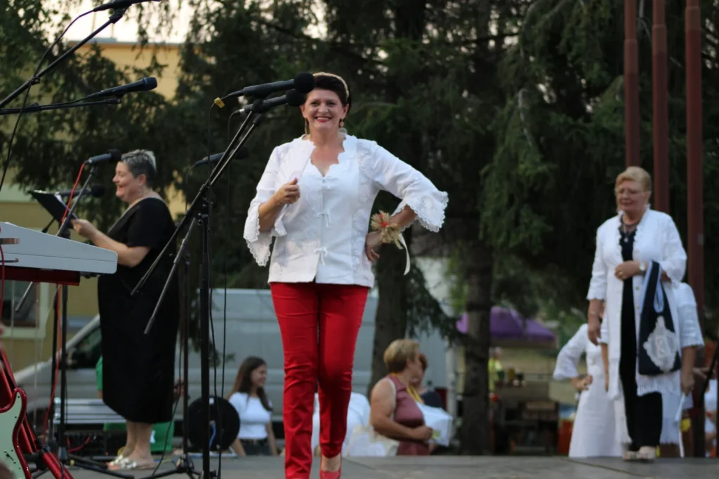 Revija odjeće od domaćeg platna na pozornici — 45. Žetvene svečanosti u Cerni, 19.07.2024.