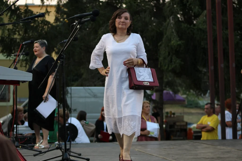 Revija odjeće od domaćeg platna na pozornici — 45. Žetvene svečanosti u Cerni, 19.07.2024.