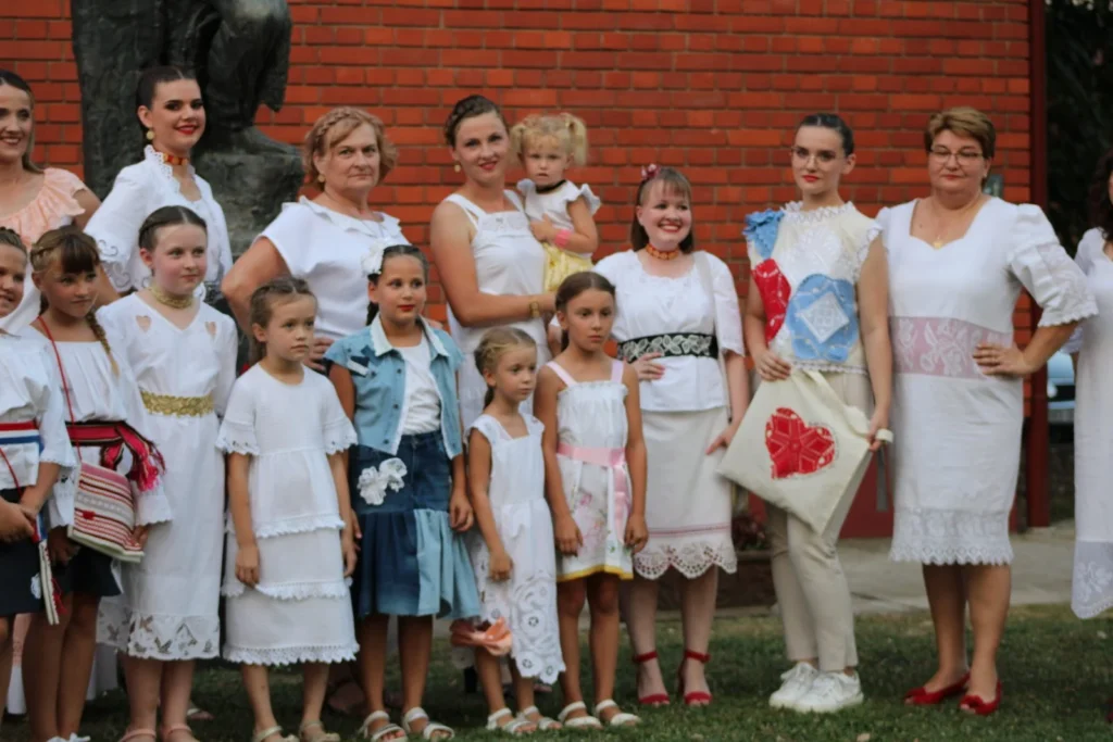 Revija odjeće od domaćeg platna na pozornici — 45. Žetvene svečanosti u Cerni, 19.07.2024.