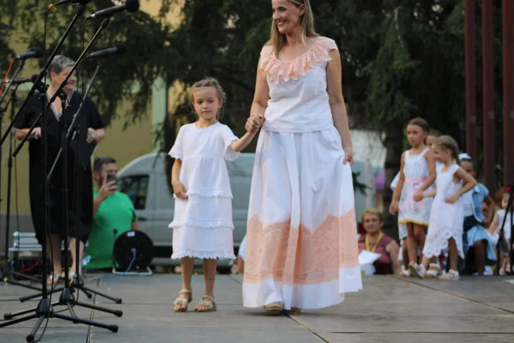 Revija odjeće od domaćeg platna na pozornici — 45. Žetvene svečanosti u Cerni, 19.07.2024.