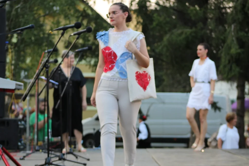 Revija odjeće od domaćeg platna na pozornici — 45. Žetvene svečanosti u Cerni, 19.07.2024.