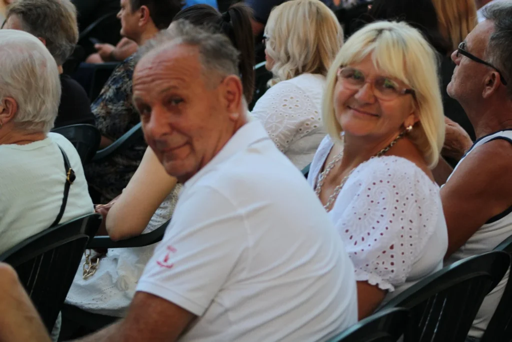 Publika prati reviju — 45. Žetvene svečanosti u Cerni, 19.07.2024.