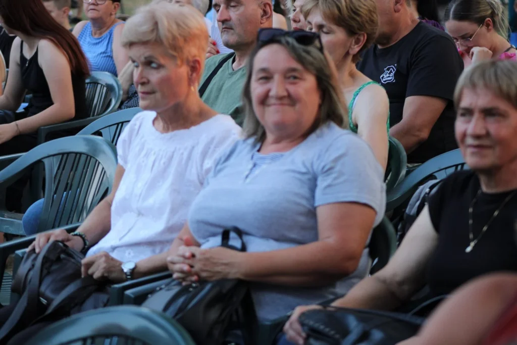 Publika prati reviju — 45. Žetvene svečanosti u Cerni, 19.07.2024.