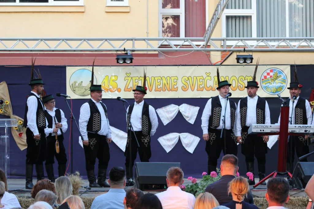 Tamburaška skupina u nošnjama na pozornici — 45. Žetvene svečanosti u Cerni, 19.07.2024.