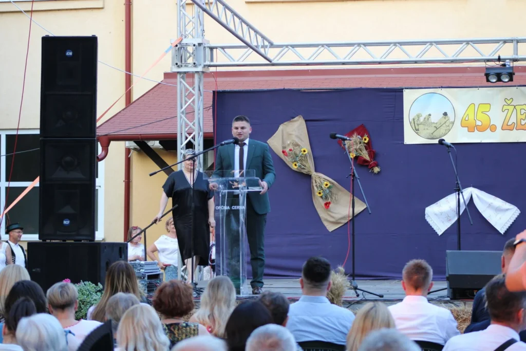 Publika i uzvanici na Žetvenim svečanostima — 45. Žetvene svečanosti u Cerni, 19.07.2024.