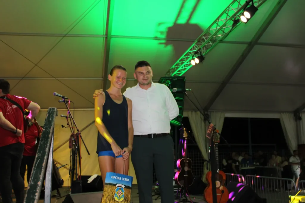 Dodjela pehara pobjednicima Žetvene utrke — 45. Žetvene svečanosti u Cerni, 19.07.2024.