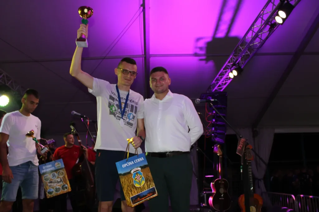 Dodjela pehara pobjednicima Žetvene utrke — 45. Žetvene svečanosti u Cerni, 19.07.2024.