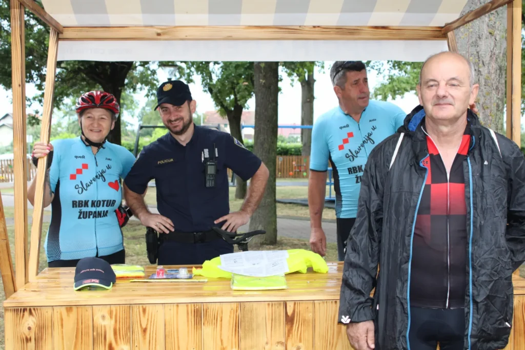 Sudionici biciklijade pred polazak — 45. Žetvene svečanosti u Cerni, 20.07.2024.