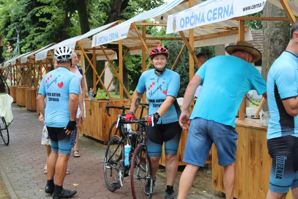 Okupljanje sudionika biciklijade — 45. Žetvene svečanosti u Cerni, 20.07.2024.