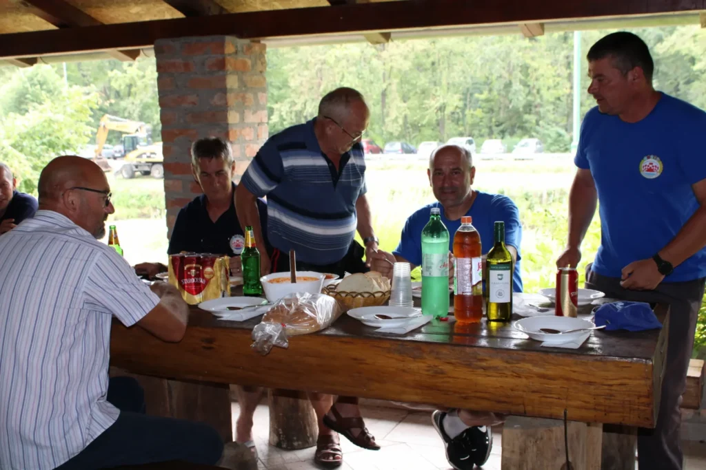 Objed sudionika ribolovnog natjecanja — 45. Žetvene svečanosti u Cerni, 20.07.2024.