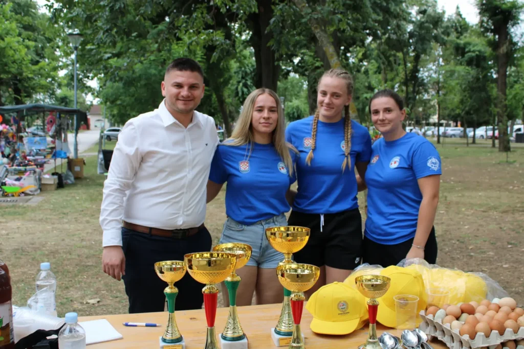 Pehari za pobjednike dječjih natjecanja — 45. Žetvene svečanosti u Cerni, 20.07.2024.