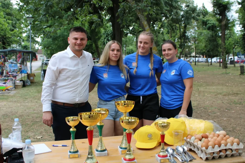 Pehari za pobjednike dječjih natjecanja — 45. Žetvene svečanosti u Cerni, 20.07.2024.