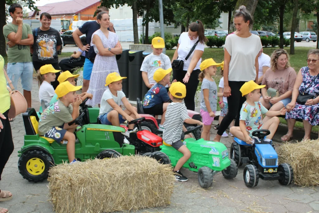Utrka dječjih traktora među balama slame — 45. Žetvene svečanosti u Cerni, 20.07.2024.