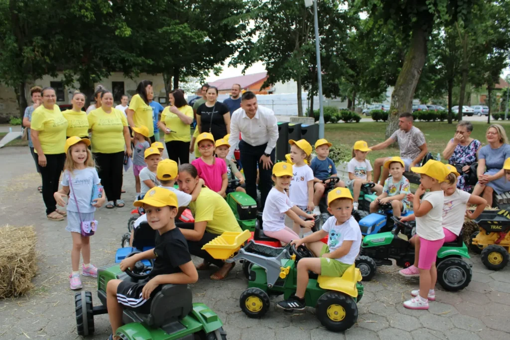 Utrka dječjih traktora među balama slame — 45. Žetvene svečanosti u Cerni, 20.07.2024.