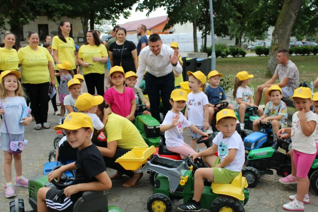 Utrka dječjih traktora među balama slame — 45. Žetvene svečanosti u Cerni, 20.07.2024.