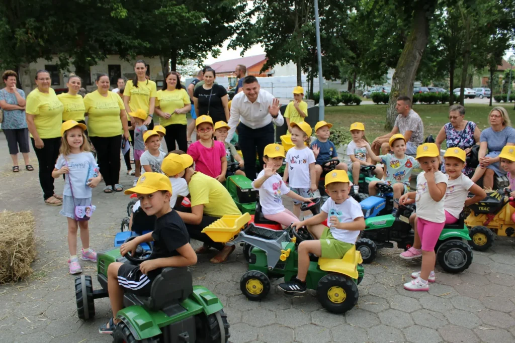 Utrka dječjih traktora među balama slame — 45. Žetvene svečanosti u Cerni, 20.07.2024.