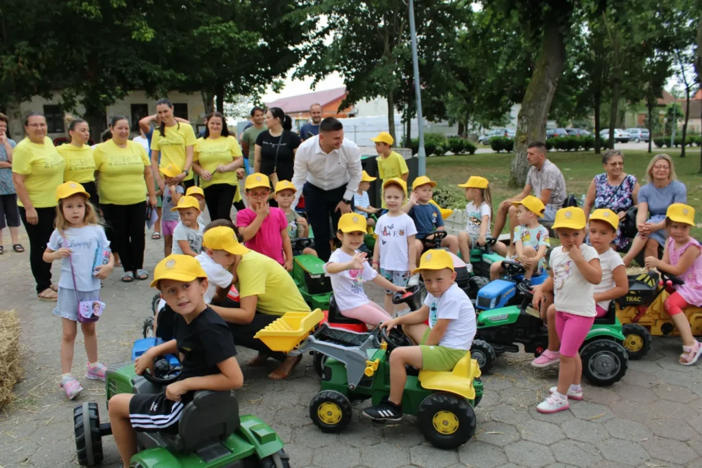 Utrka dječjih traktora među balama slame — 45. Žetvene svečanosti u Cerni, 20.07.2024.