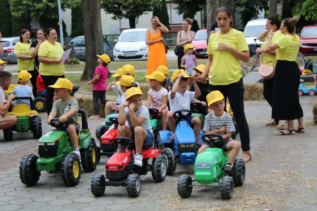 Utrka dječjih traktora među balama slame — 45. Žetvene svečanosti u Cerni, 20.07.2024.