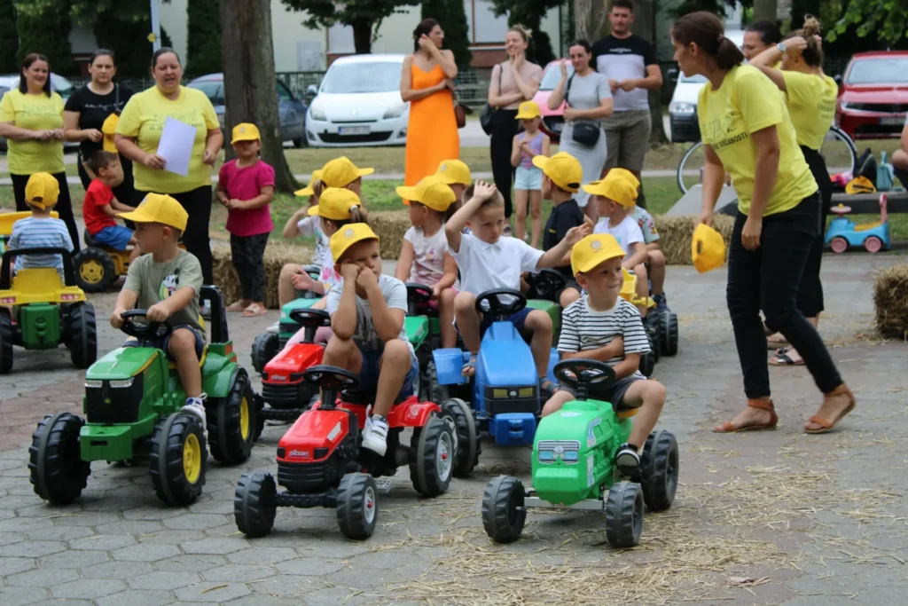 Utrka dječjih traktora među balama slame — 45. Žetvene svečanosti u Cerni, 20.07.2024.