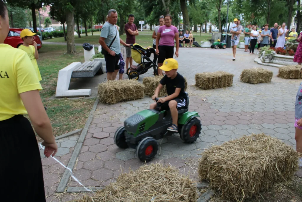 Utrka dječjih traktora među balama slame — 45. Žetvene svečanosti u Cerni, 20.07.2024.