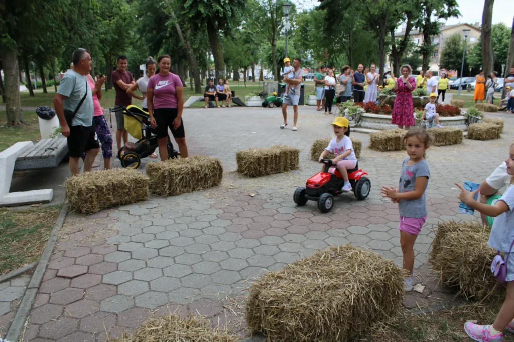 Utrka dječjih traktora među balama slame — 45. Žetvene svečanosti u Cerni, 20.07.2024.