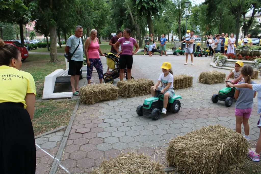 Utrka dječjih traktora među balama slame — 45. Žetvene svečanosti u Cerni, 20.07.2024.