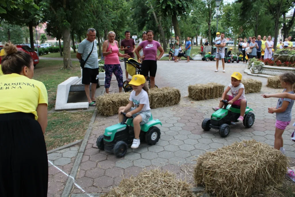 Utrka dječjih traktora među balama slame — 45. Žetvene svečanosti u Cerni, 20.07.2024.