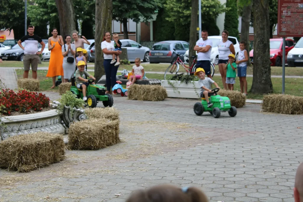 Utrka dječjih traktora među balama slame — 45. Žetvene svečanosti u Cerni, 20.07.2024.