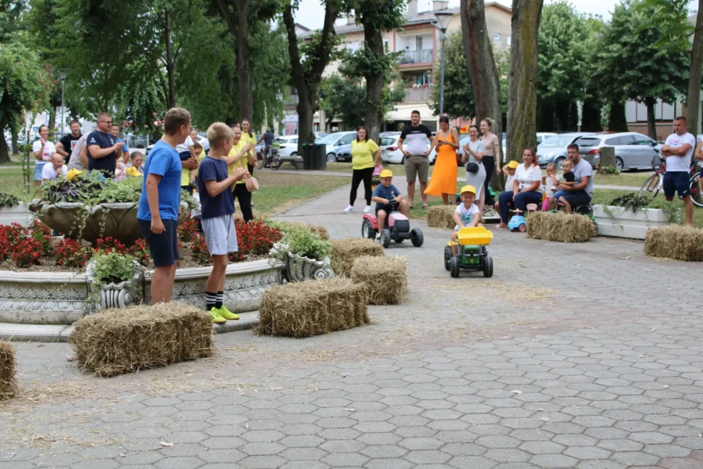 Utrka dječjih traktora među balama slame — 45. Žetvene svečanosti u Cerni, 20.07.2024.