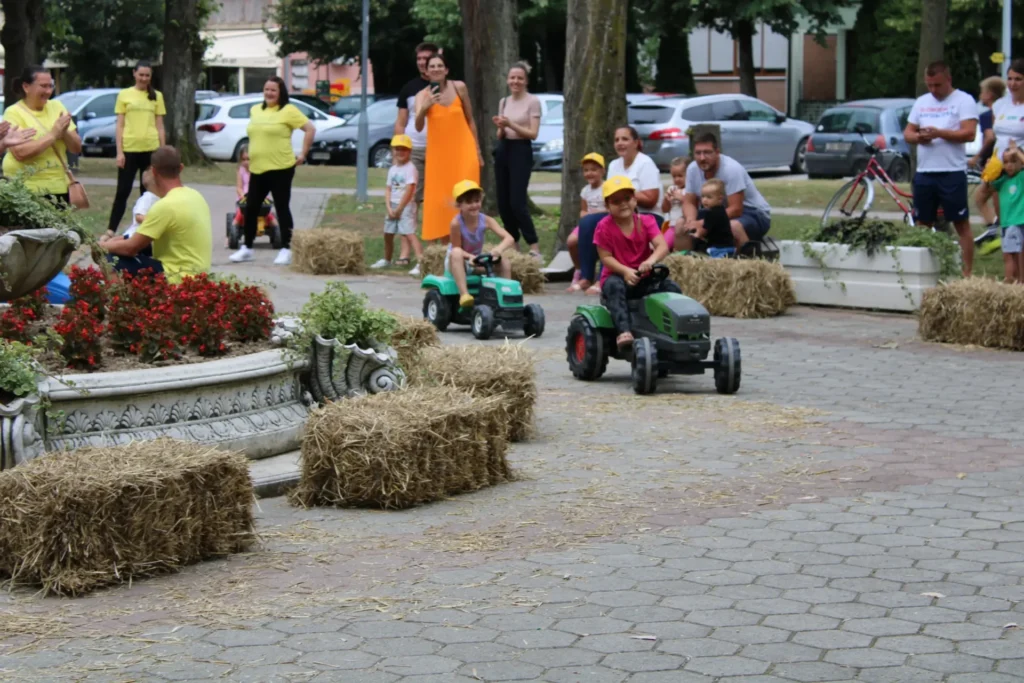 Utrka dječjih traktora među balama slame — 45. Žetvene svečanosti u Cerni, 20.07.2024.