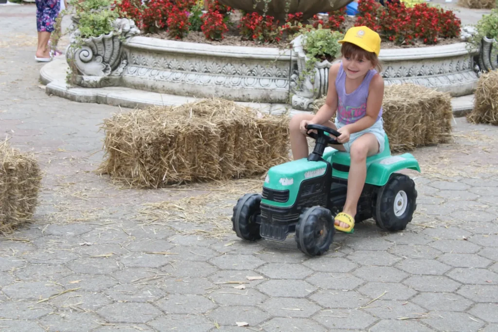 Utrka dječjih traktora među balama slame — 45. Žetvene svečanosti u Cerni, 20.07.2024.
