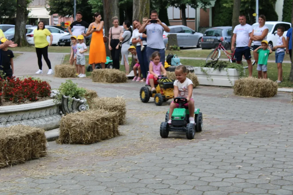 Utrka dječjih traktora među balama slame — 45. Žetvene svečanosti u Cerni, 20.07.2024.